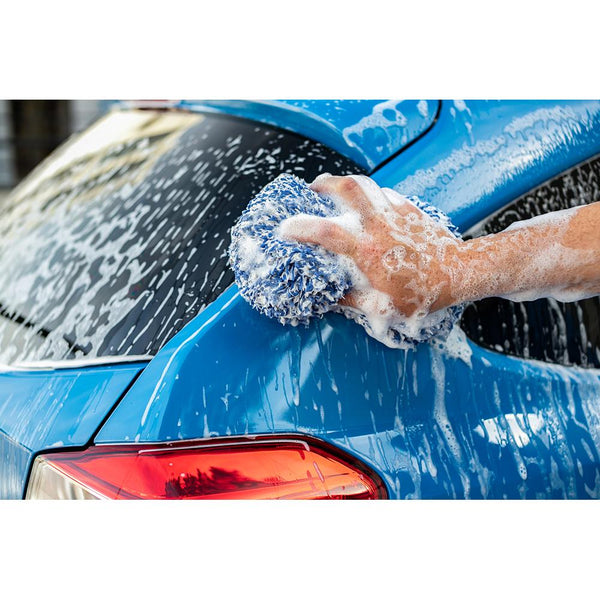 The Rag Company Cyclone Bone Wash Sponge blue cleaning a car.