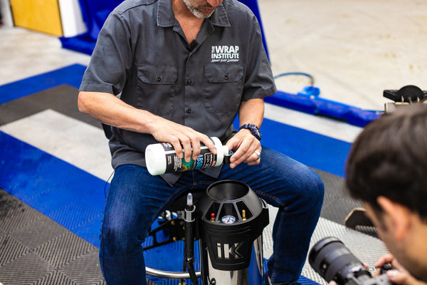 A person pouring P and S Absolutes Rinseless Wash into it's bottle cap.