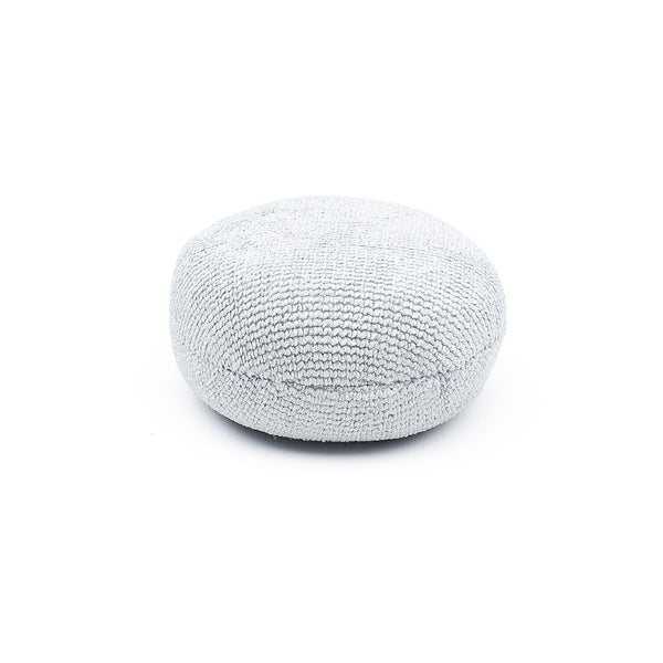 A single Pearl Puck Applicators from The Rag Company in Ice Grey. These pearl weave microfiber applicators have a no-soak barriers inside them that prevents precious coating products from seeping into the sponge.